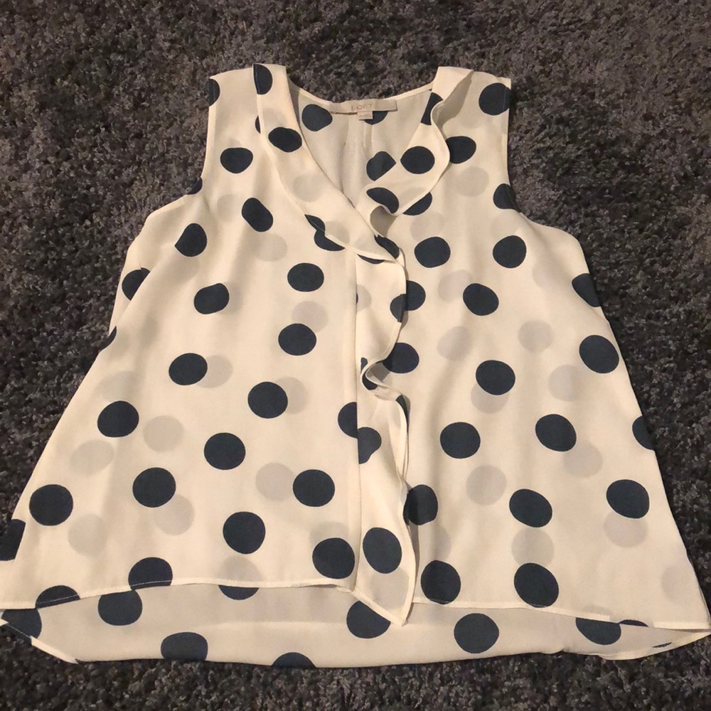A cute polkadotted sleeveless blouse!😍